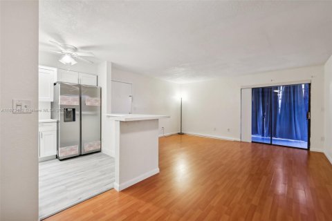 Condo in Tamarac, Florida, 2 bedrooms  № 1398114 - photo 8