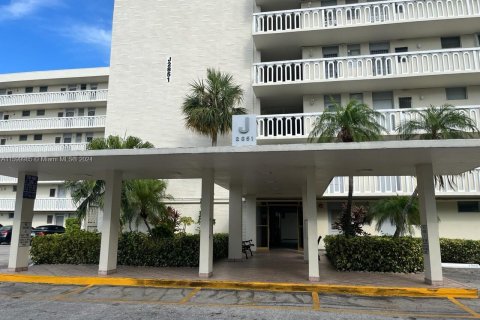 Condo in Aventura, Florida, 1 bedroom  № 1222139 - photo 1