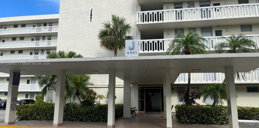 Condominio en Aventura, Florida, 1 dormitorio  № 1222139