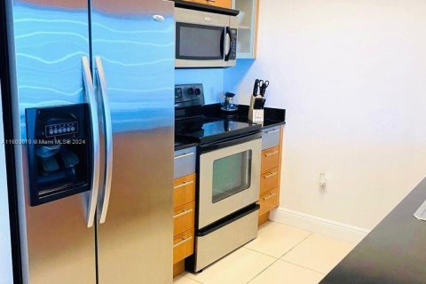 Condo in Miami, Florida, 1 bedroom  № 1222053 - photo 10