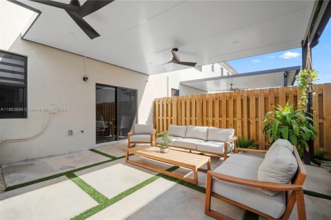 Townhouse in Miami, Florida 3 bedrooms, 157.47 sq.m. № 1375581 - photo 12