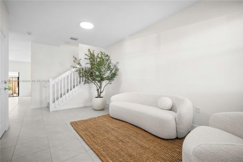 Townhouse in Miami, Florida 3 bedrooms, 157.47 sq.m. № 1375581 - photo 2