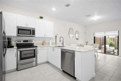 Townhouse in Miami, Florida 3 bedrooms, 157.47 sq.m. № 1375581 - photo 17