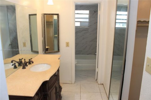 Condo in Lauderdale Lakes, Florida, 2 bedrooms  № 1160187 - photo 12