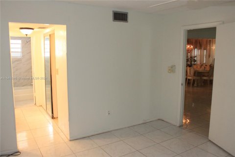 Condo in Lauderdale Lakes, Florida, 2 bedrooms  № 1160187 - photo 10