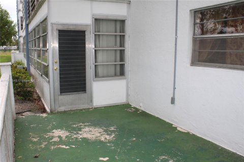 Condo in Lauderdale Lakes, Florida, 2 bedrooms  № 1160187 - photo 17