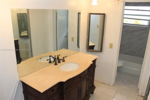 Condo in Lauderdale Lakes, Florida, 2 bedrooms  № 1160187 - photo 11