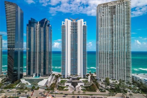 Condo in Sunny Isles Beach, Florida, 3 bedrooms  № 1396290 - photo 1