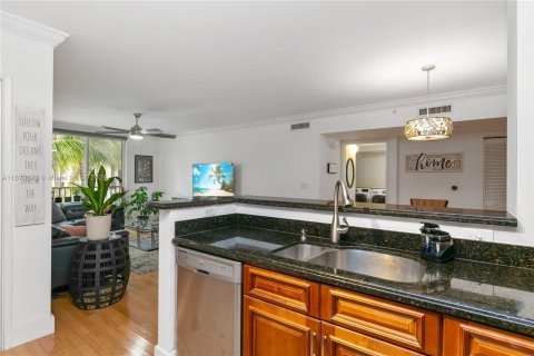 Condo in Hollywood, Florida, 2 bedrooms  № 1396247 - photo 13