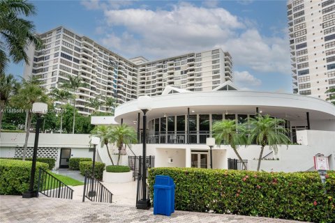 Condominio en venta en Hallandale Beach, Florida, 2 dormitorios, 146.79 m2 № 1033562 - foto 23