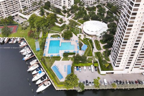 Copropriété à vendre à Hallandale Beach, Floride: 2 chambres, 146.79 m2 № 1033562 - photo 2
