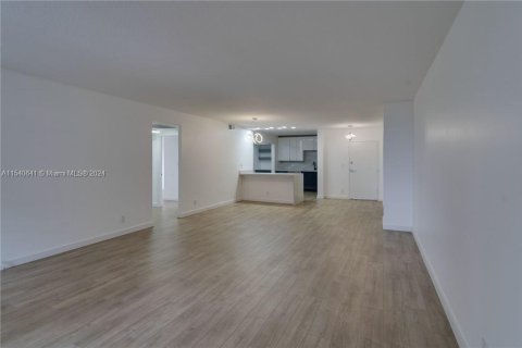 Condominio en venta en Hallandale Beach, Florida, 2 dormitorios, 146.79 m2 № 1033562 - foto 9