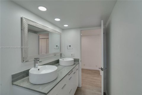 Condominio en venta en Hallandale Beach, Florida, 2 dormitorios, 146.79 m2 № 1033562 - foto 15