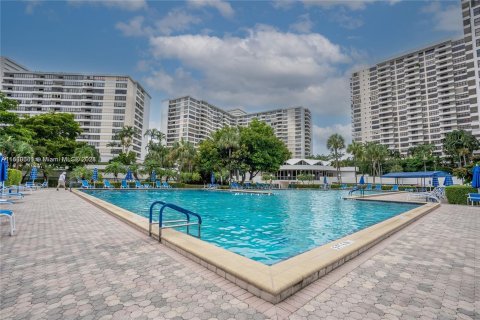 Condominio en venta en Hallandale Beach, Florida, 2 dormitorios, 146.79 m2 № 1033562 - foto 21