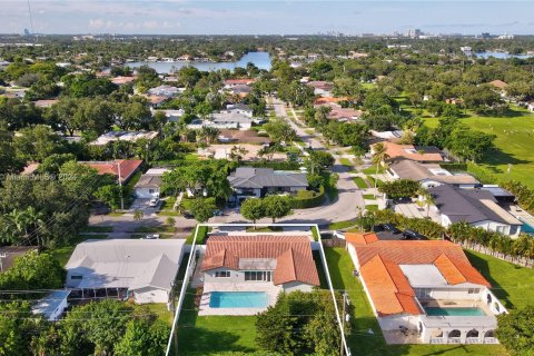 Villa ou maison à vendre à Miami, Floride: 4 chambres, 254.55 m2 № 1387875 - photo 8