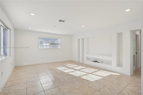 House in Miami, Florida 4 bedrooms, 254.55 sq.m. № 1387875 - photo 29