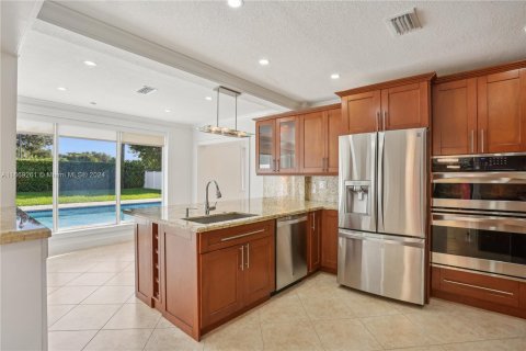 House in Miami, Florida 4 bedrooms, 254.55 sq.m. № 1387875 - photo 14