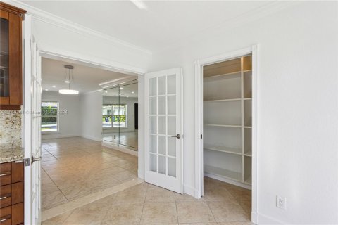 House in Miami, Florida 4 bedrooms, 254.55 sq.m. № 1387875 - photo 28