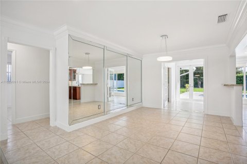 House in Miami, Florida 4 bedrooms, 254.55 sq.m. № 1387875 - photo 25