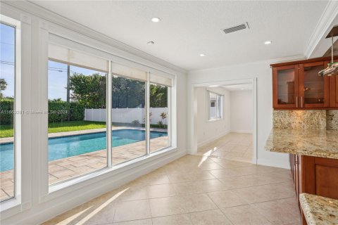 House in Miami, Florida 4 bedrooms, 254.55 sq.m. № 1387875 - photo 17