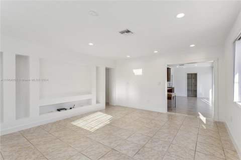 House in Miami, Florida 4 bedrooms, 254.55 sq.m. № 1387875 - photo 30