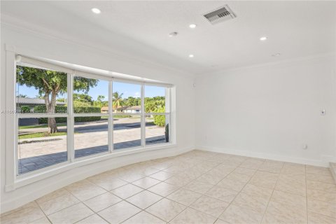 House in Miami, Florida 4 bedrooms, 254.55 sq.m. № 1387875 - photo 23