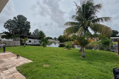 House in Hialeah, Florida 4 bedrooms, 151.24 sq.m. № 1352152 - photo 20