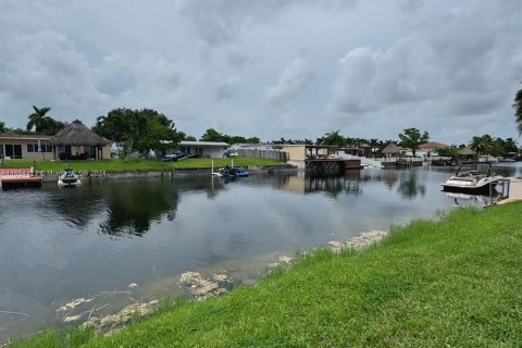 House in Hialeah, Florida 4 bedrooms, 151.24 sq.m. № 1352152 - photo 19