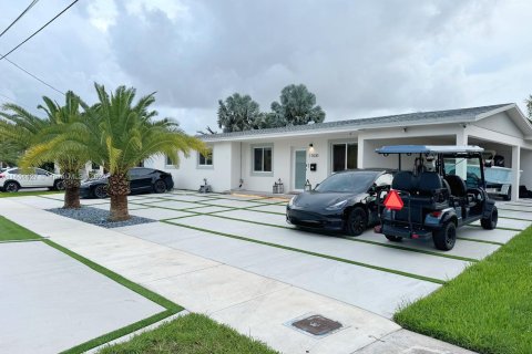 House in Hialeah, Florida 4 bedrooms, 151.24 sq.m. № 1352152 - photo 3