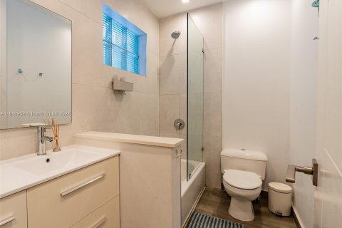 Casa en venta en Miami, Florida, 5 dormitorios, 257.71 m2 № 1352114 - foto 20