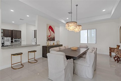 House in Miami, Florida 5 bedrooms, 412.58 sq.m. № 1072969 - photo 16