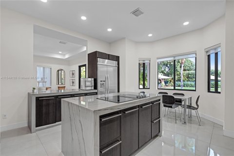 House in Miami, Florida 5 bedrooms, 412.58 sq.m. № 1072969 - photo 7