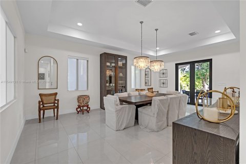 House in Miami, Florida 5 bedrooms, 412.58 sq.m. № 1072969 - photo 15