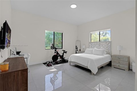 House in Miami, Florida 5 bedrooms, 412.58 sq.m. № 1072969 - photo 20