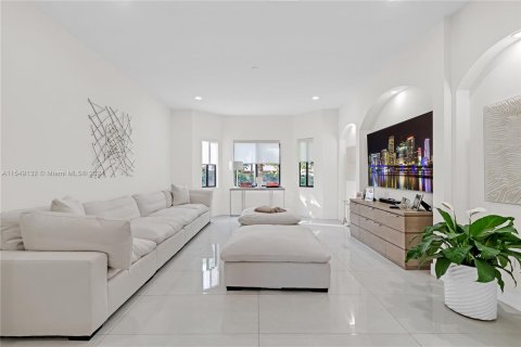 House in Miami, Florida 5 bedrooms, 412.58 sq.m. № 1072969 - photo 13