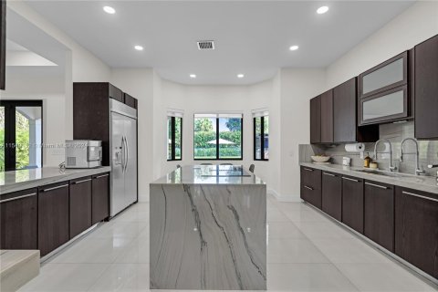 House in Miami, Florida 5 bedrooms, 412.58 sq.m. № 1072969 - photo 6