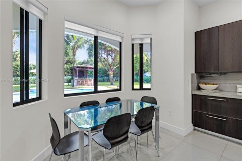 House in Miami, Florida 5 bedrooms, 412.58 sq.m. № 1072969 - photo 10