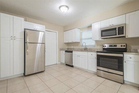 House in Tampa, Florida 3 bedrooms, 97.83 sq.m. № 1419221 - photo 12