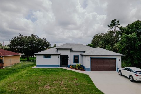 Villa ou maison à vendre à Lehigh Acres, Floride: 4 chambres, 177.91 m2 № 1348137 - photo 1