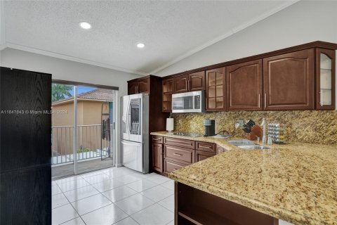 Condo in Hialeah, Florida, 2 bedrooms  № 1348057 - photo 10