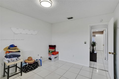 Condo in Hialeah, Florida, 2 bedrooms  № 1348057 - photo 17