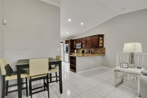 Condo in Hialeah, Florida, 2 bedrooms  № 1348057 - photo 6