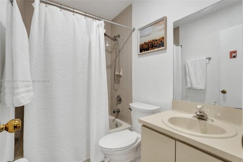 Condo in Hialeah, Florida, 2 bedrooms  № 1348057 - photo 13