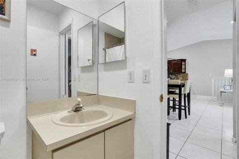 Condo in Hialeah, Florida, 2 bedrooms  № 1348057 - photo 12