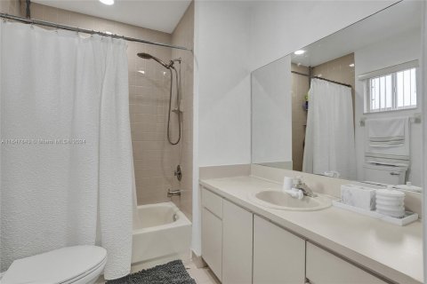 Condo in Hialeah, Florida, 2 bedrooms  № 1348057 - photo 24