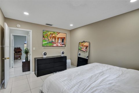 Condo in Hialeah, Florida, 2 bedrooms  № 1348057 - photo 21