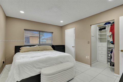 Condo in Hialeah, Florida, 2 bedrooms  № 1348057 - photo 19