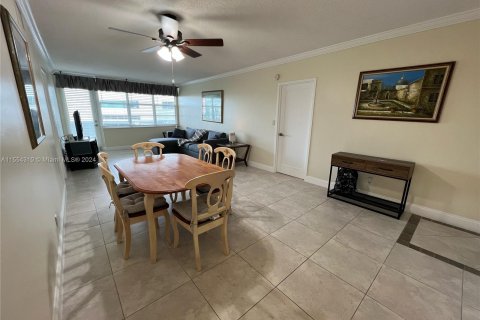 Copropriété à louer à Hollywood, Floride: 2 chambres, 111.2 m2 № 1073961 - photo 2