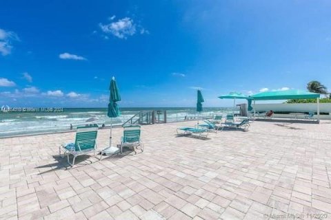 Copropriété à louer à Hollywood, Floride: 2 chambres, 111.2 m2 № 1073961 - photo 20