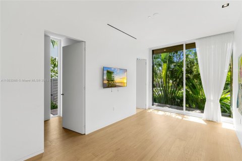 House in Miami Beach, Florida 4 bedrooms № 1399423 - photo 25